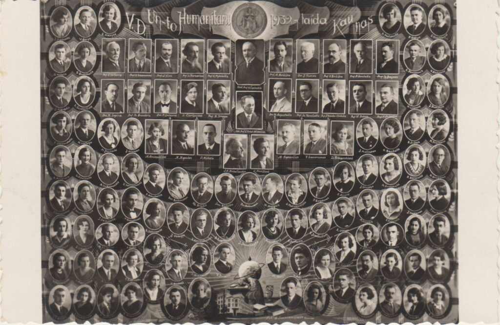VDU humanitarų 1932 m. laida. Rektorius prof. V. Čepinskis, dekanas prof. V. Krėvė-Mickevičius, dėstytojai: J. Tumas-Vaižgantas, V. Mykolaitis-Putinas, S. Kymantaitė-Čiurlionienė, B. Sruoga, J. A. Herbačiauskas ir kiti. MLLM 49372