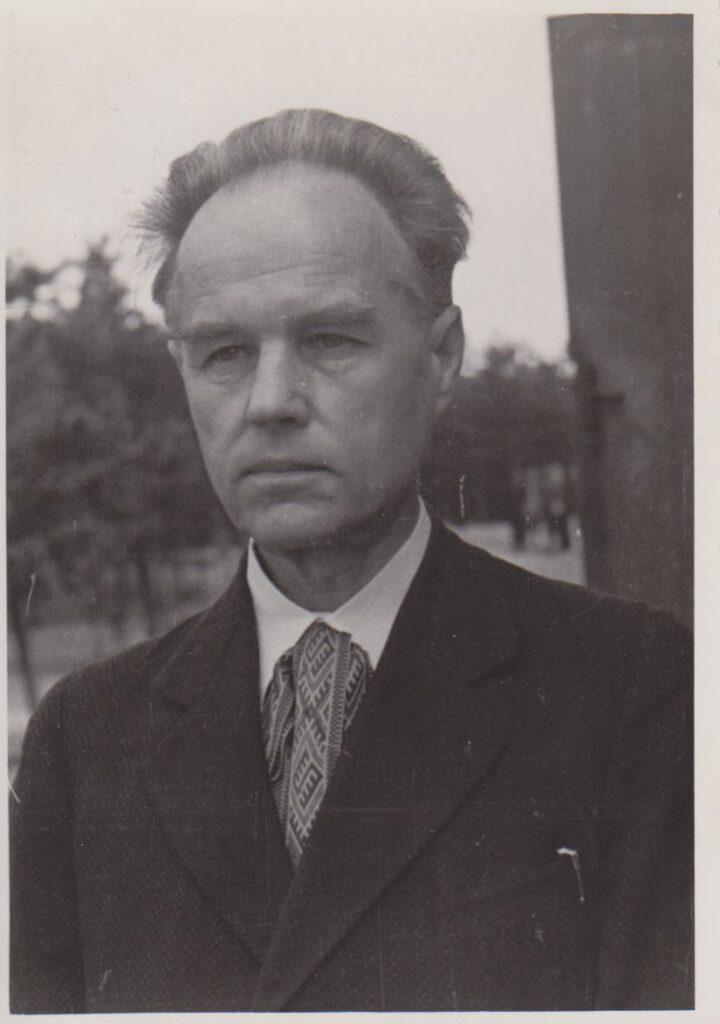 A. Giedrius prie barako Vokietijoje. 1948 m. MLLM 60370