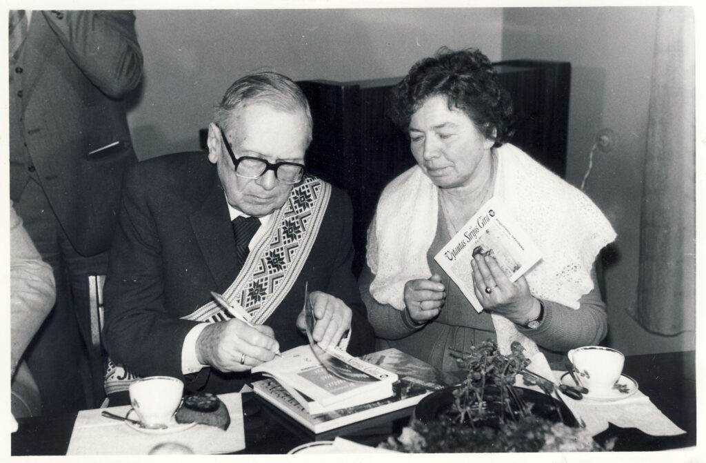 Autografai po G. Petkevičaitės-Bitės premijos įteikimo už romaną „Nakties muzika“ vakaro. 1987 m.