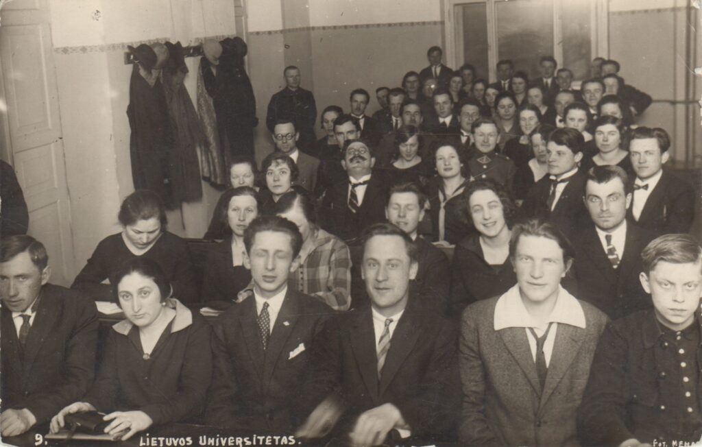 Lietuvos universiteto Humanitarinio fakulteto studentai paskaitoje. V-oje eilėje pirma iš kairės S. Nėris. VII-oje eilėje pirma iš kairės P. Orintaitė. Kaunas, 1926 m. MLLM 73557