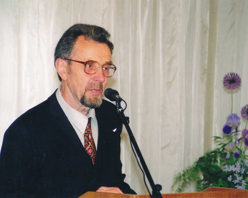 Maironio namuose pristatant knygą „Obelis Katedros aikštėje“. 2006 m. R. Šaknio nuotrauka