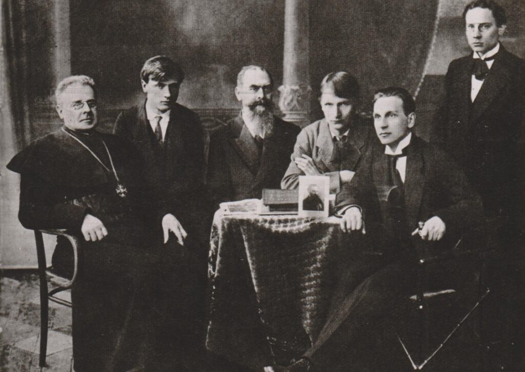 Maironis, P. Galaunė, J. Naujalis, B. Sruoga, A. Sutkus. F. Kirša, S. Šilingas. Lietuvių meno kūrėjų draugija. Kaunas, apie 1919 m.