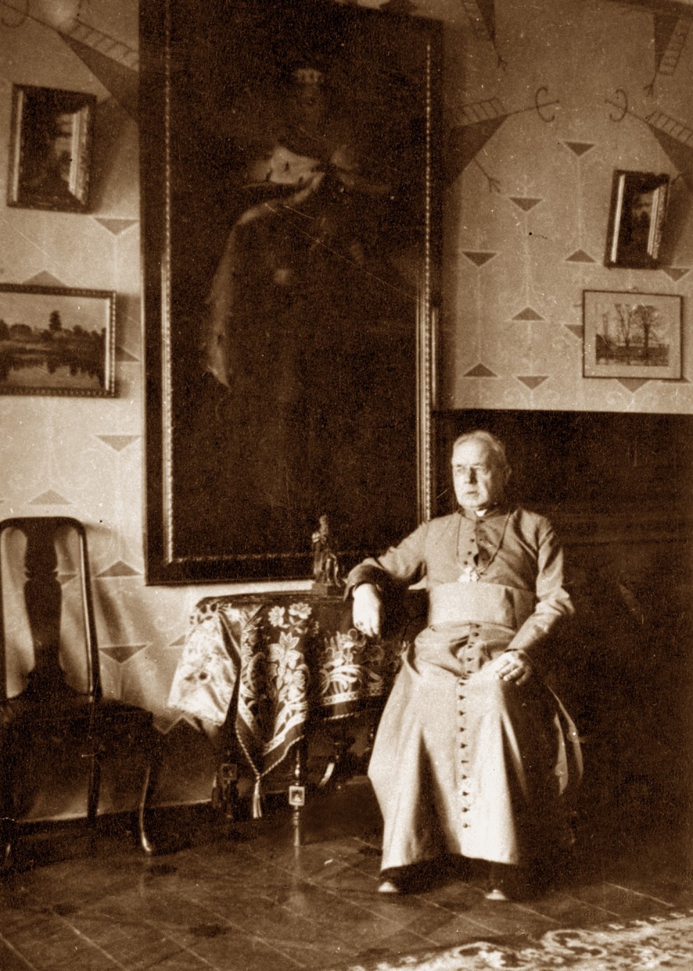 Maironis darbo kabinete. 1931 m. | Maironis in the study. 1931