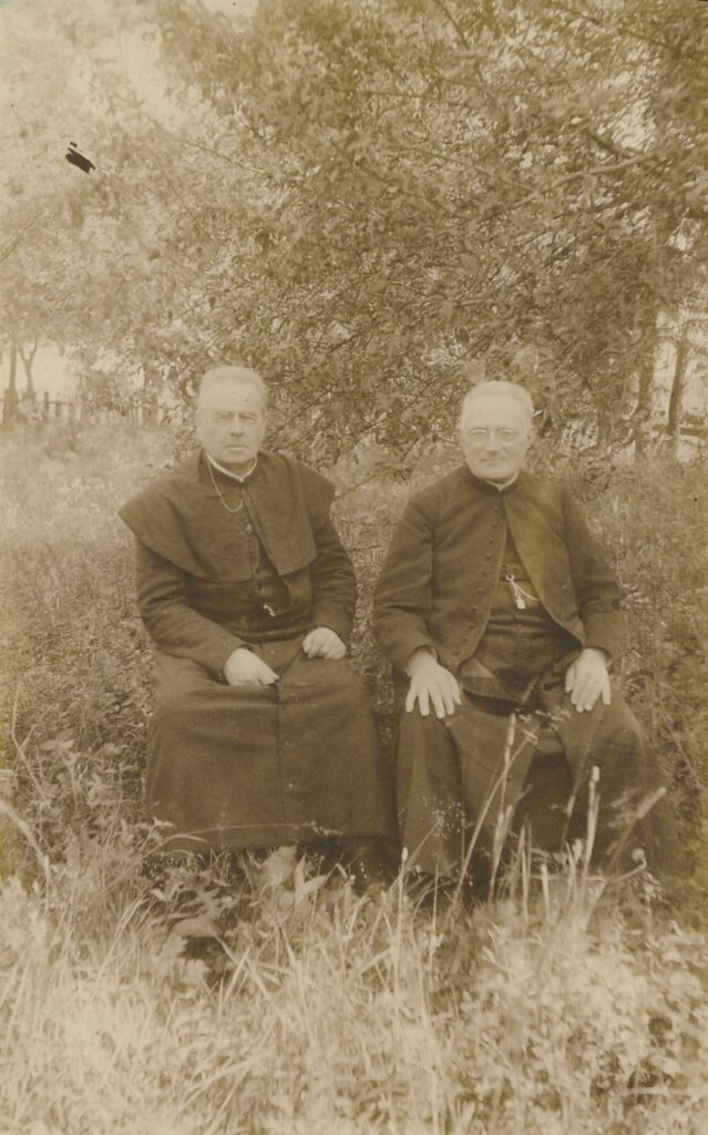 Maironis su bičiuliu kunigu Antanu Jančiausku | Maironis with his friend priest Antanas Jančiauskas