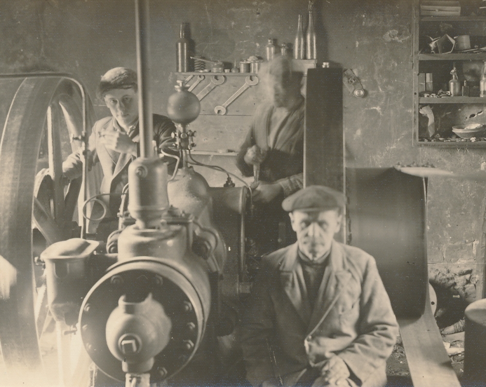Malūne su tėvu (sėdi priekyje). Kairiau, prie rato stovi Juozas Žlabys-Žengė. Žagarė. 1931 m.