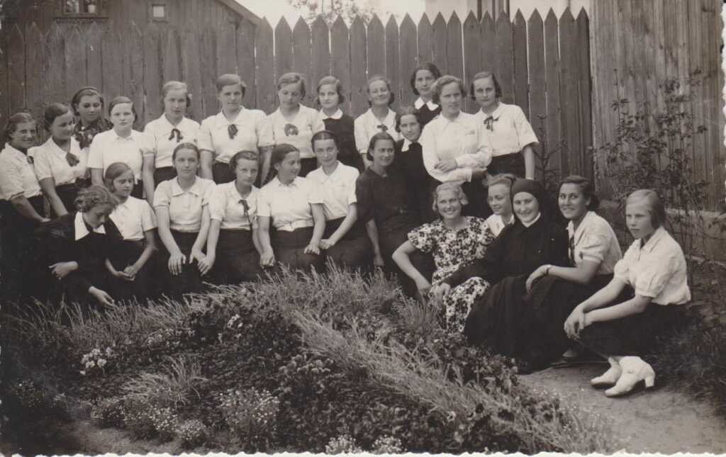 Marijampolės gimnazijos gimnazistės ir mokytojos. E. Spurgaitė stovi antroje eilėje ketvirta iš dešinės. Apie 1940 m.