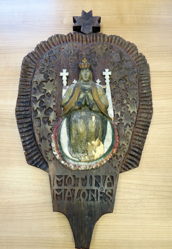 Medinė koplytėlė iš dviejų dalių viena – skulptūrėlė „Motina Malonės – Marija Karalienė“, 19 a., iš Kuršėnų apylinkių.