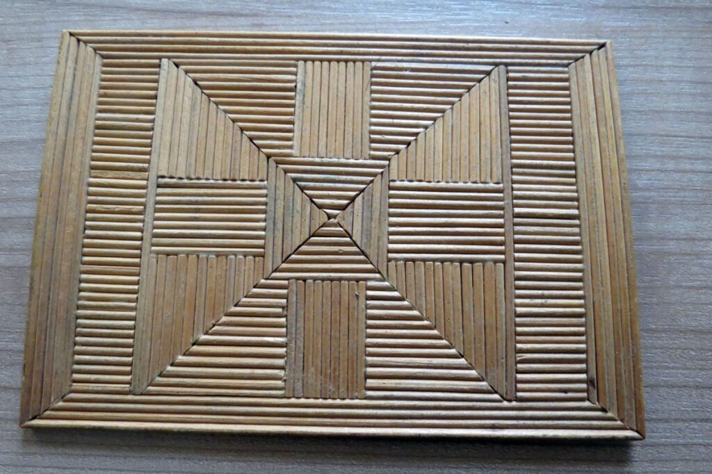 Medinių juostelių ornamentas, dydis 14,5 cm x 10 cm