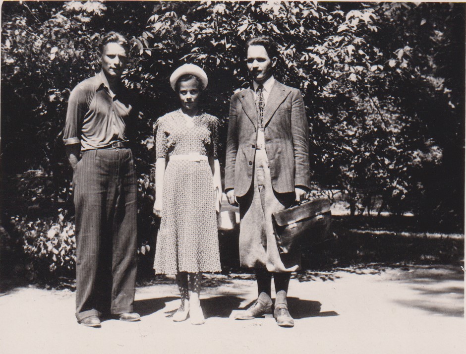 O. Miciūtė (viduryje) su būsimu vyru Janka Šutovičiumi (dešinėje) ir poetu Maksimu Tanku (kairėje). Vilnius, 1938 m. MLLM 43930