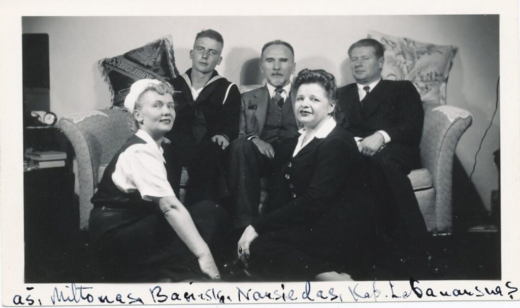 Miltonas Starkus su mama (pirmoji iš kairės) ir šeimos bičiuliais. 1946 m.