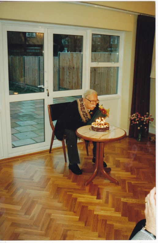 Minint 90-metį. Jubiliejinę juostą iš Lietuvos atvežė kunigas R. Mikutavičius. Lietuvos ambasada Londone. 1998 m.