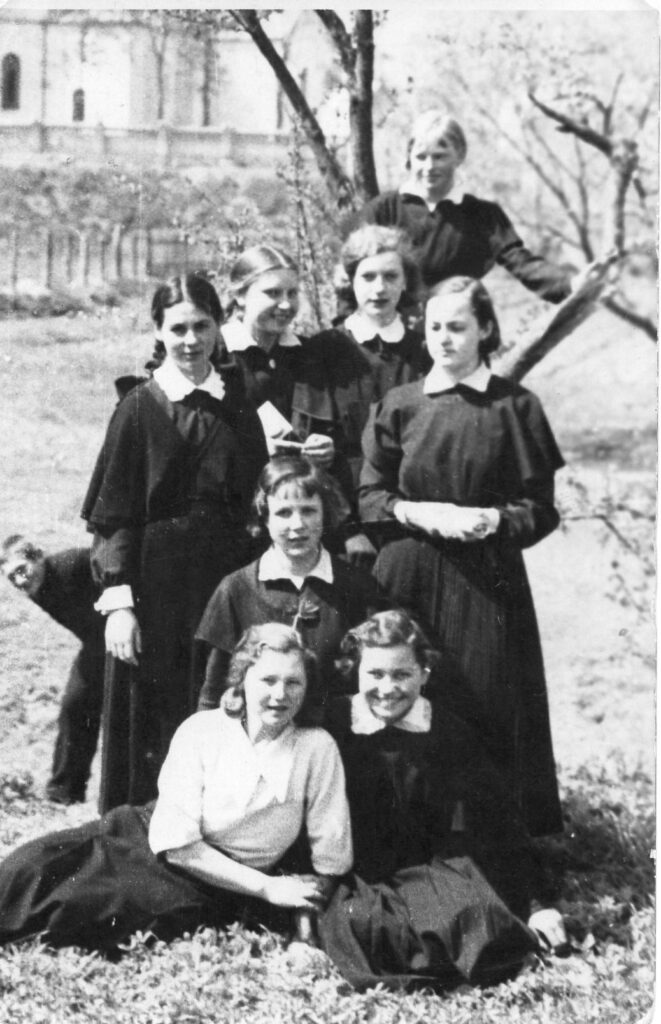 Mokslo metų pabaiga. Su 5-os klasės draugėmis. Vilkaviškis, 1936 m.