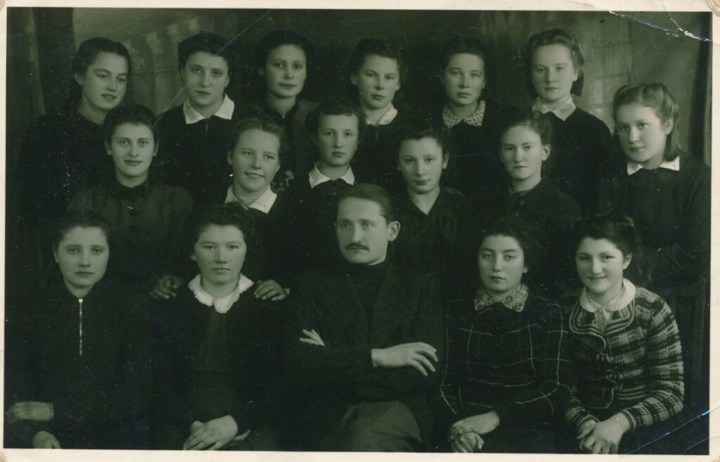 Mokytojas V. Šiugždinis su mokiniais Jonavos vidurinėje mokykloje. 1940 m.