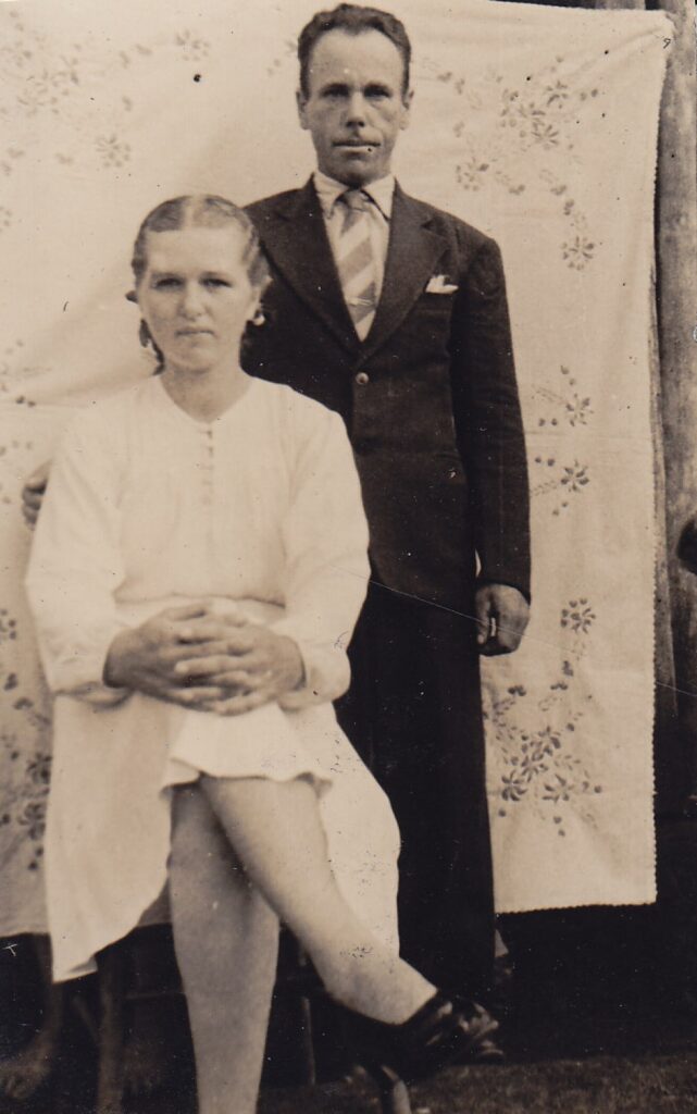 Moteris ir vyras šventiniais rūbais. Brazilija, apie 1946–1950 m.