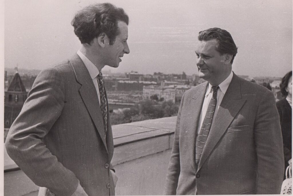 Mykolas Sluckis ir Eduardas Mieželaitis Maskvoje, III rašytojų suvažiavime. 1959 m. N. Kočniovo nuotrauka