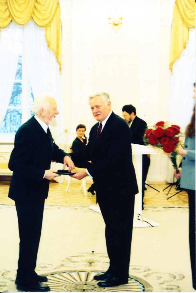 Nacionalinę kultūros ir meno premiją įteikia Prezidentas Valdas Adamkus. Vilnius. 2003 m. vasario 15 d. A. Žižiūno nuotrauka