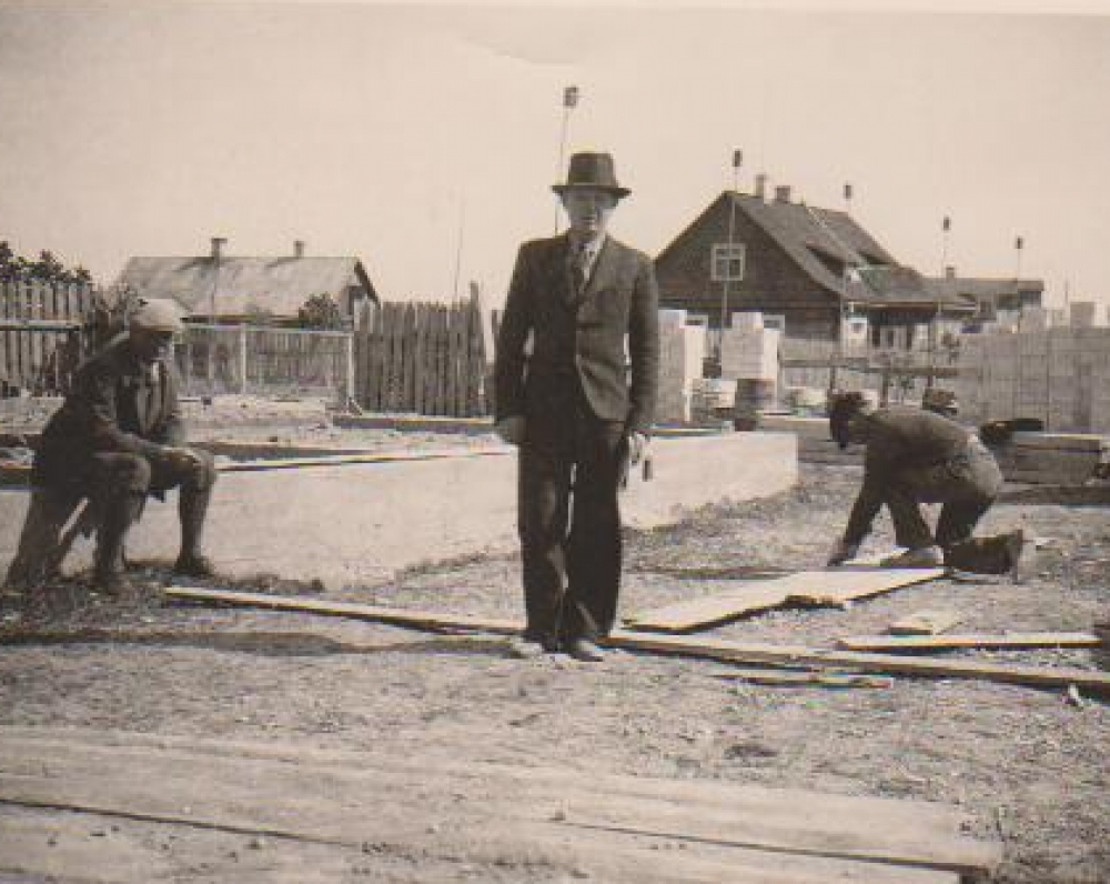 Namo statybos. Balys Sruoga su darbininkais. Kaunas. 1938 m.