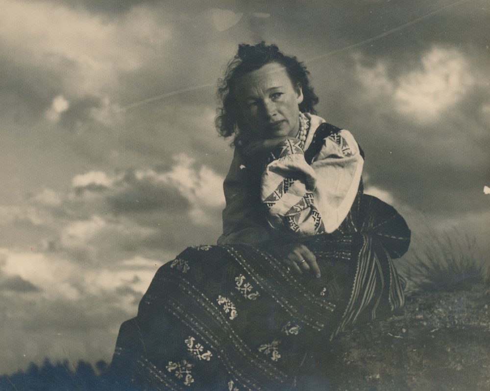 Nelė Mazalaitė-Kruminienė. Vokietija. V. Augustino fotografija. Apie 1946 m.