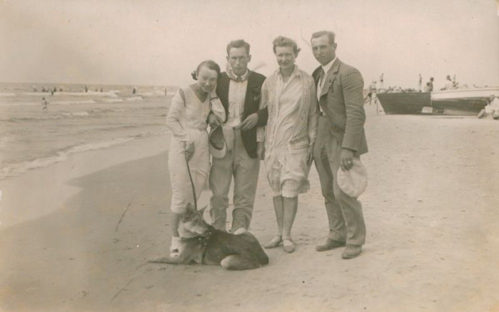 Nelė Mazalaitė (kairėje), Vilius Bendikas, Ieva Malakauskaitė, V. Bendiko brolis. Palanga. Apie 1930 m.