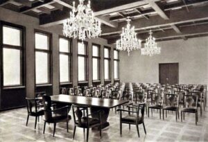Rūmų didžioji salė, 1938 m. Nuotraukos šaltinis: Prekybos, pramonės ir amatų rūmai: albumas, Kaunas, 1938 m.