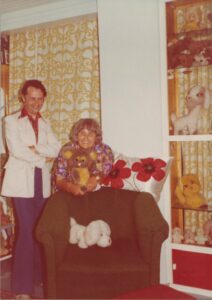 R. Samulevičius su mama Vaisių gatvėje, apie 1975 m. E. Šulaičio nuotrauka. MLLM 100928