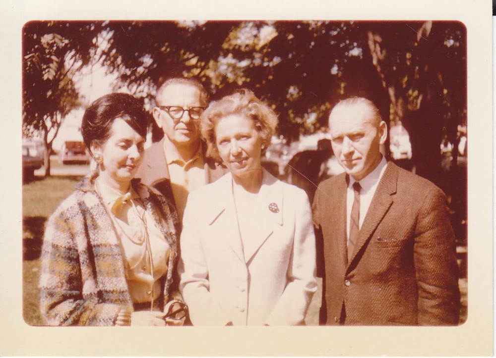 Ona ir Algirdas Greimai su Daneta ir Broniu Railomis 1965 m. rugsėjį Tabor Farmoje Santaros-Šviesos suvažiavimo metu