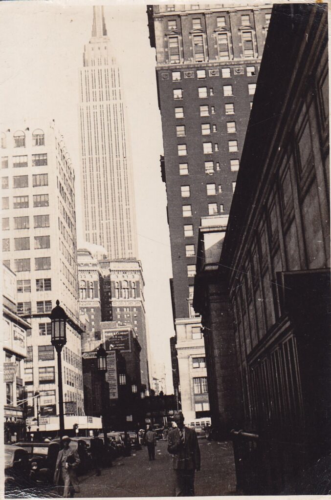 P. Babickas (dešinėje) tarp dangoraižių. Brazilija, apie 1946–1950 m.