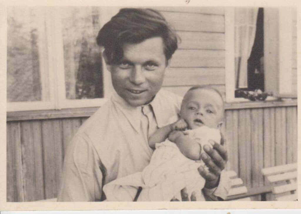 P. Cvirka 1940 vasarą su sūnumi Andriumi Fredoje