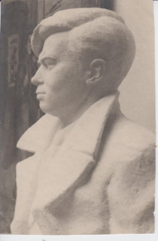 P. Cvirka 1948 m. Stalino premijos laureatas (autorius J. Mikėnas baigė rašytojo biustą)