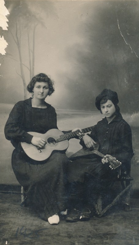 P. Orintaitė su mokine. Vilkaviškis, 1925 m.