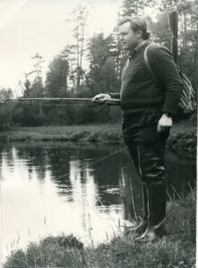 P. Raščius žūklėje prie Žeimenos 1974 m.
