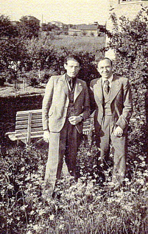 P. Rimkūnas ir Bern. Brazdžionis prie pastarojo namų. Kaunas, 1943 m.