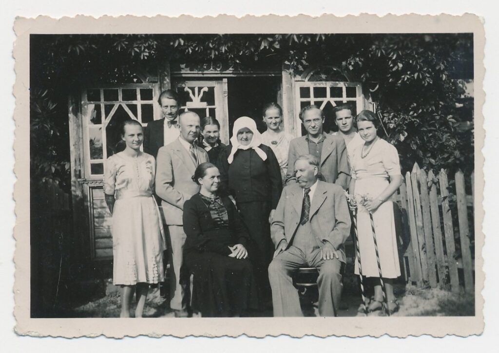 P. Rimkūnas su žmonos (pirma iš dešinės, šalia stovi Bern. Brazdžionis) tėvais Brazdžiūnais (sėdi)