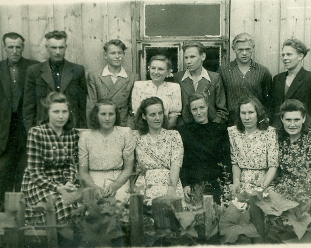 P. Širvys su kolegomis – laikraščio „Spalio pergalė“ redakcijos ir spaustuvės darbuotojais. Pandėlys, 1951 m. liepos 29 d.