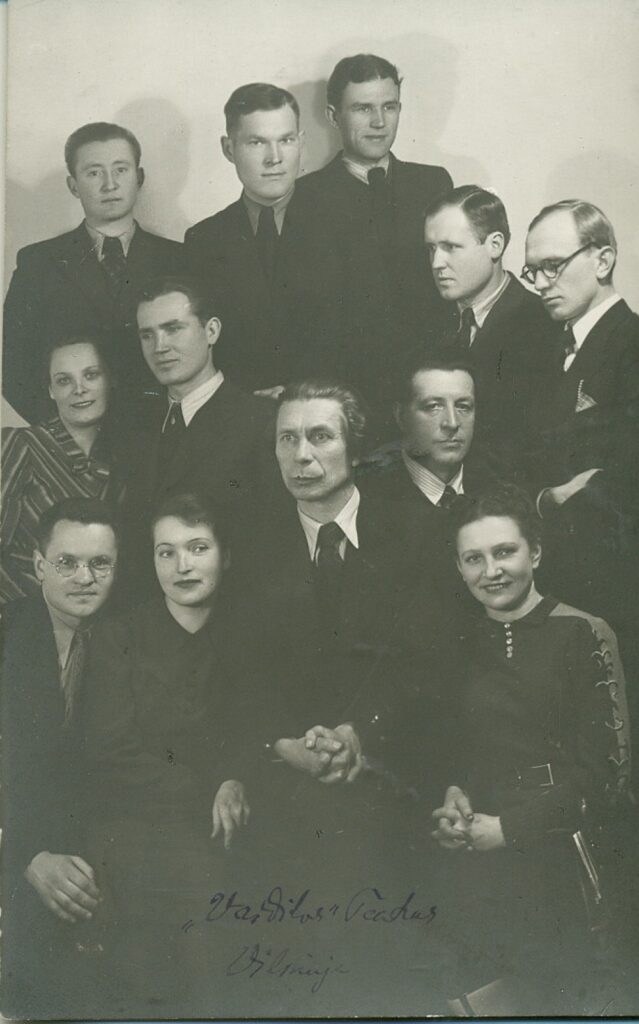 P. Vaičiūnas (centre) su Vaidilos teatro aktoriais. Vilnius, apie 1943 m.