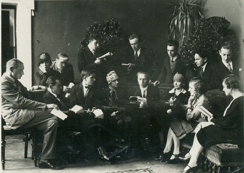 P. Vaičiūnas skaito savo „Nuodėmingąjį angelą“ Valstybės teatro trupei. Kaunas, 1927 m.