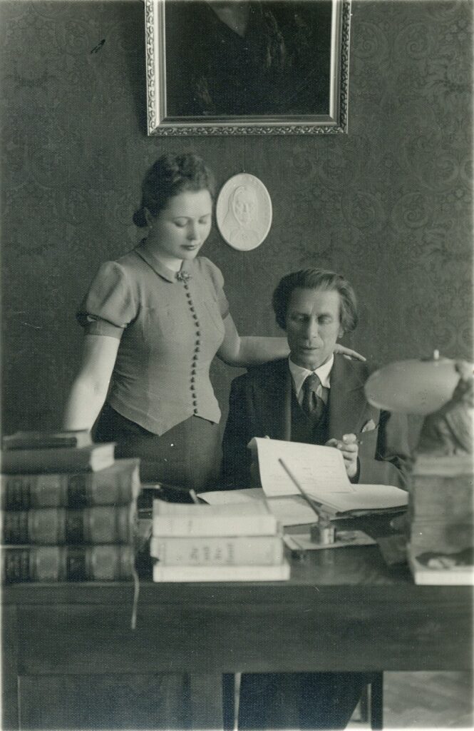 P. Vaičiūnas skaito žmonai savo kūrybą. Kaunas, 1936 m.