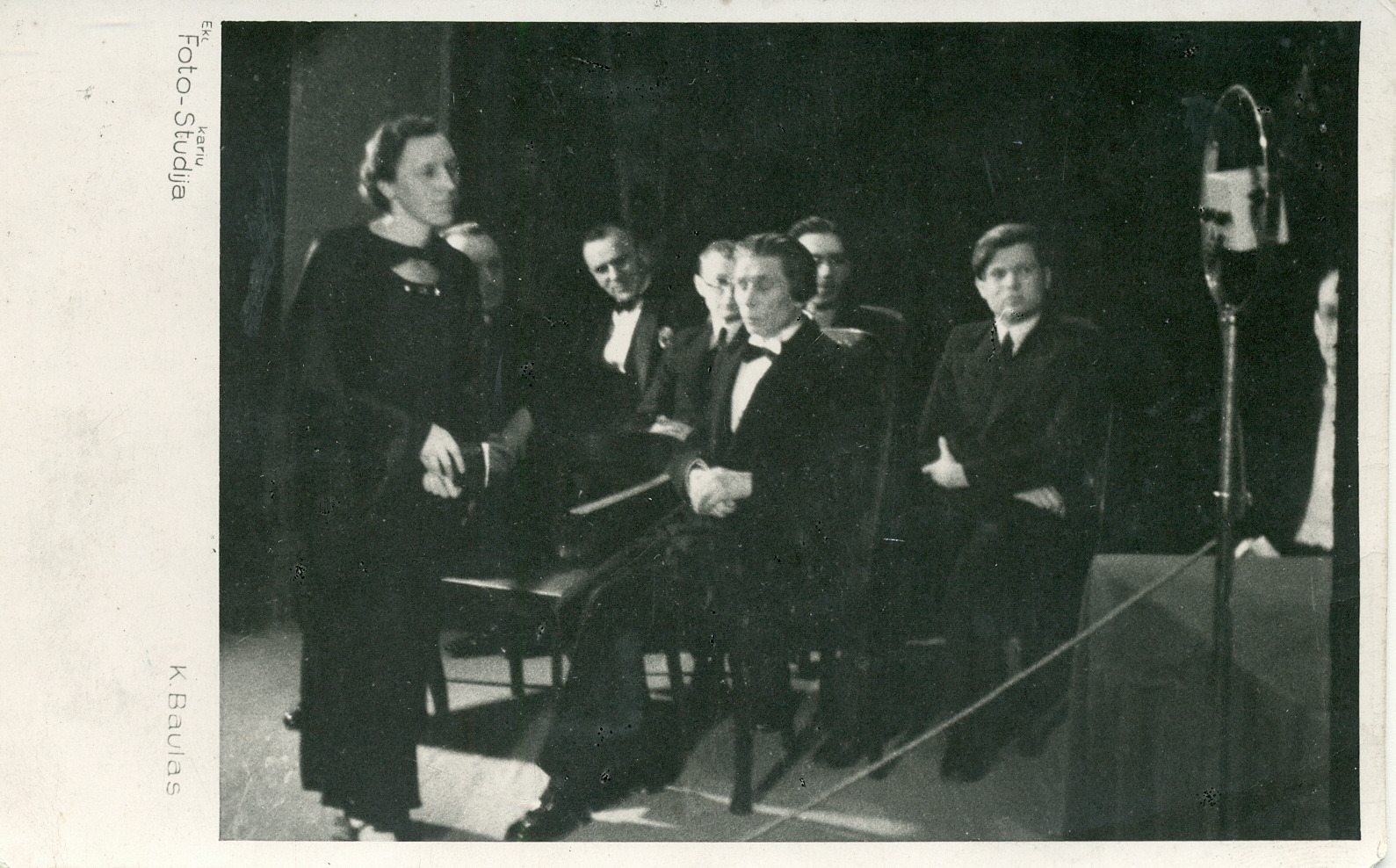 Ieva Simonaitytė – pirmoji Lietuvos valstybinės literatūros premijos laureatė. Centre sėdi poetas, dramaturgas, vertėjas Petras Vaičiūnas, dešinėje – rašytojas Petras Cvirka. Kitoje pusėje – rašytojos autografas. Kaunas, 1936 m.