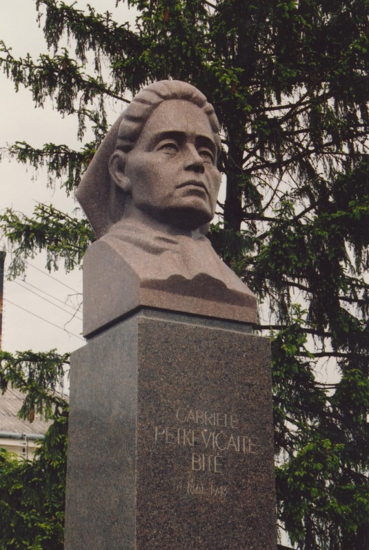 Paminklas G. Petkevičaitei Joniškėlyje. Skulptorius Antanas Dimžlys. Atidengtas 1994 m.