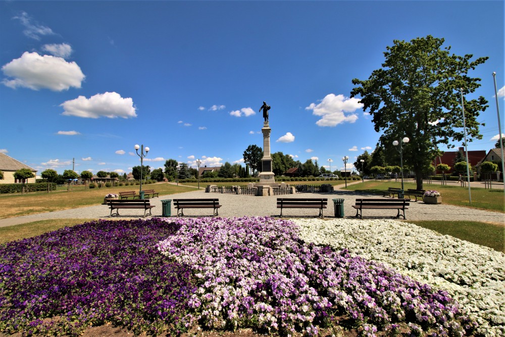Paminklas S. Daukantui Papilėje, S. Daukanto aikštėje. Autorius – Vincas Grybas, pastatytas 1930 m. 2018 m.