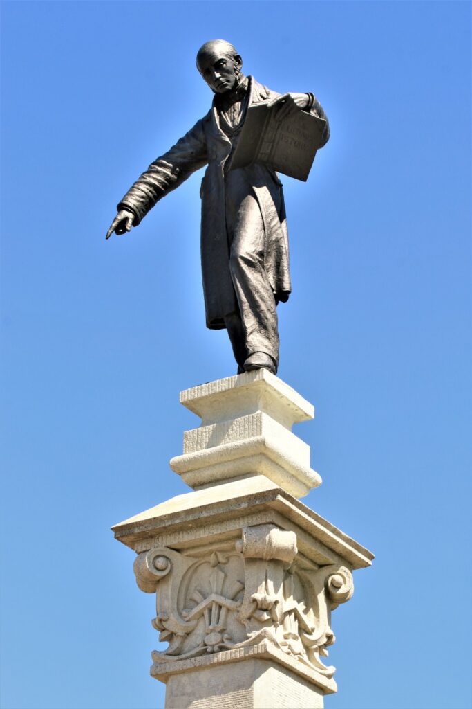 Paminklas S. Daukantui Papilėje. Autorius – Vincas Grybas, pastatytas 1930 m. 2018 m.