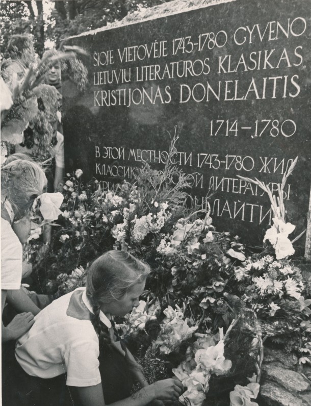 Paminklinio akmens K. Donelaičiui atidengimo iškilmės Tolminkiemyje. 1964 m. Gėles deda Kybartų moksleiviai
