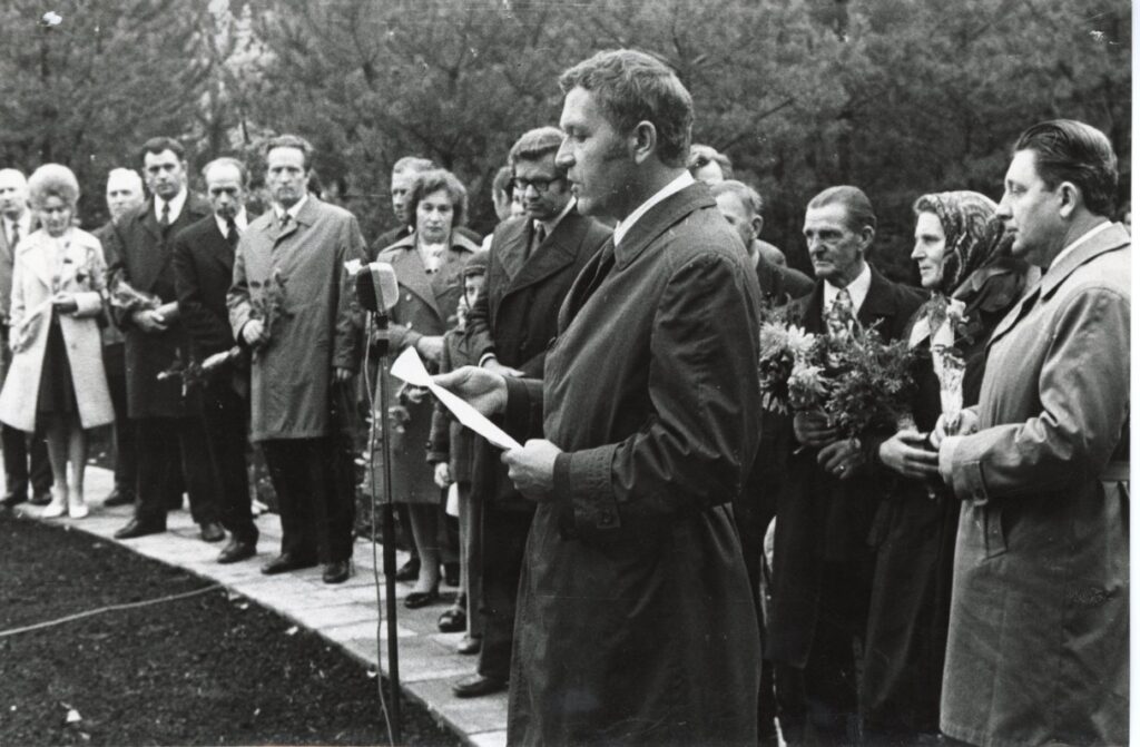 Paminklo J. Mačiui-Kėkštui atidengimas Prienuose. Prie mikrofono A. Maldonis. Apie 1974 m.