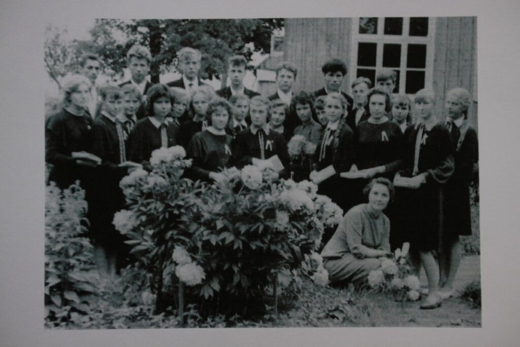 Paskutinis skambutis Lenkimų vidurinėje. Danutė Paulauskaitė – pirma iš kairės. 1963 m.