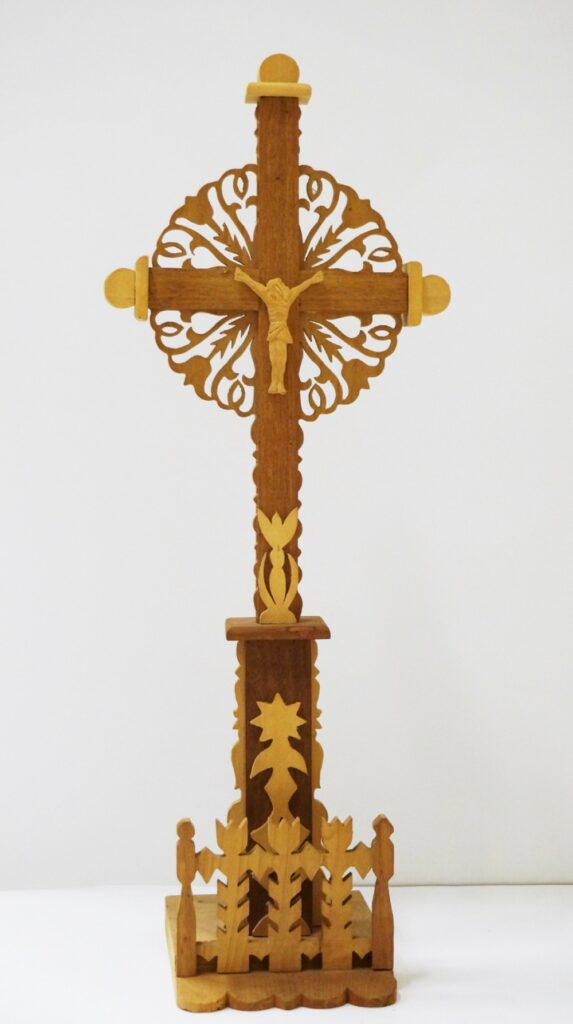 Pastatomas kryžius su tvorele. Autorius nežinomas. (Medis, drožyba)