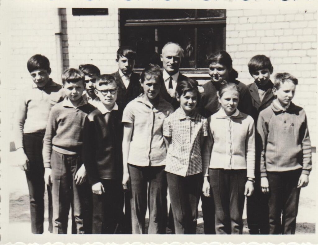 Paukštakių aštuonmetės mokyklos 7 klasė su auklėtoju Stanislovu Poškum. 1969 m. Sigitas pirmoje eilėje antras iš kairės