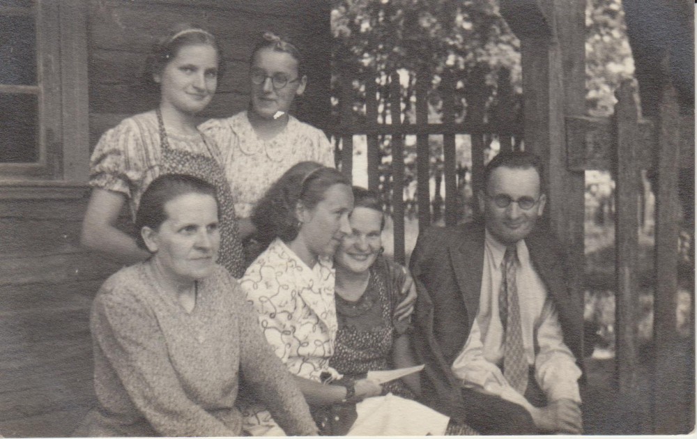 Pirma iš kairės stovi Elena Spurgaitė, sėdi jos mama, sesuo Antanina sėdi šalia dėdės vertėjo Prano Povilaičio. Valakbūdis. Apie 1944 m.