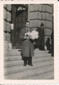 Po daktaro laipsnio suteikimo, ant universiteto laiptų. Insbrukas, 1947 11 22