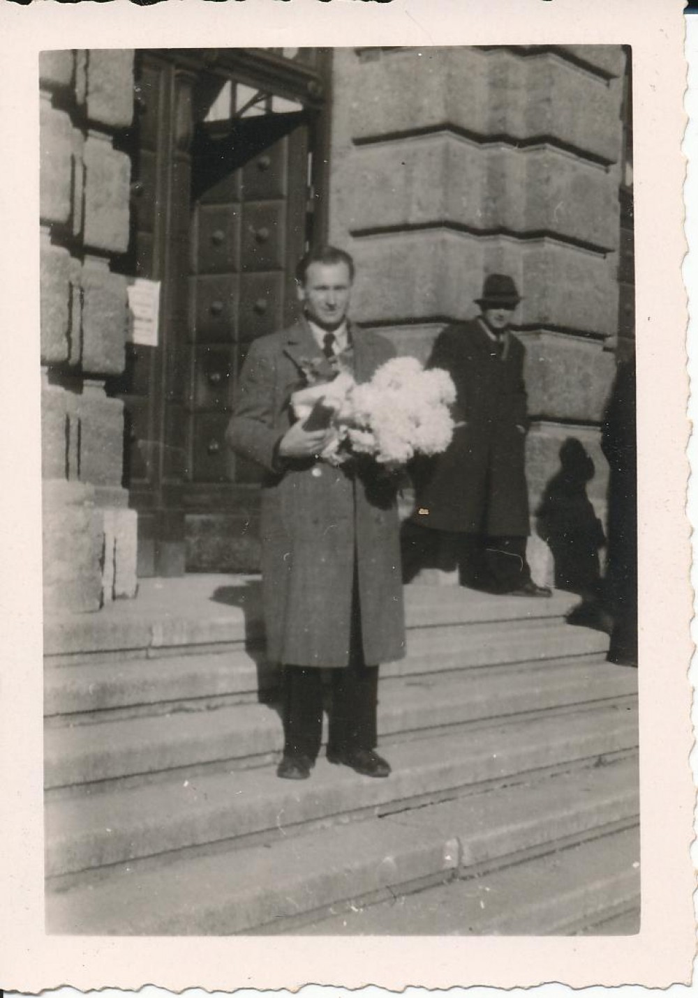 Po daktaro laipsnio suteikimo, ant universiteto laiptų. Insbrukas, 1947 11 22
