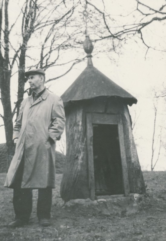 Po ilgų tremties metų vėl Žagarėje, prie kapinių koplytėlės. 1959 m.